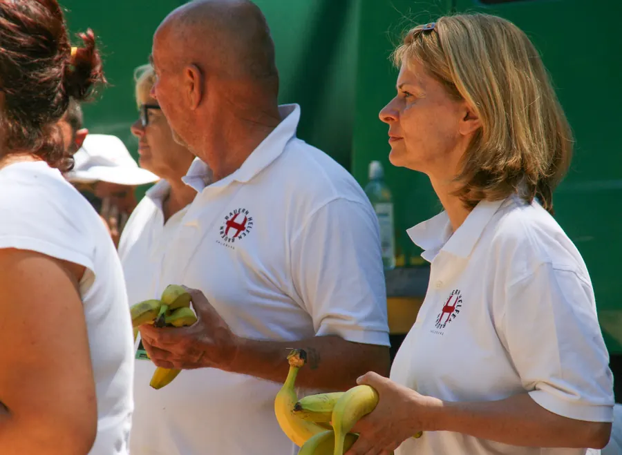 Bauern helfen Bauern volunteers handing out bananas
